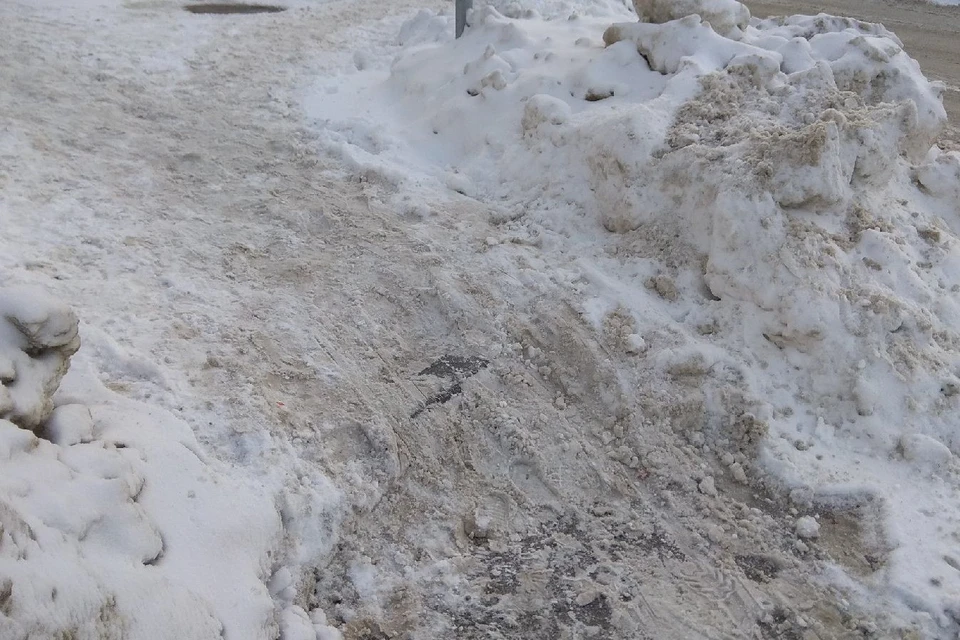 Гололед, непочищенный переход.