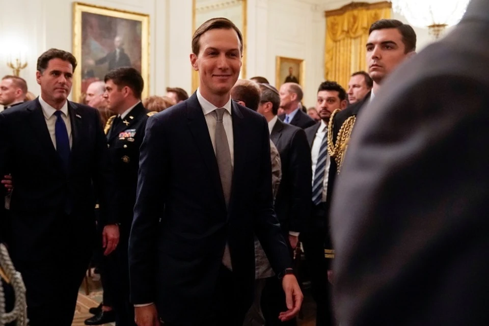 Старший советник и зять президента США Джаред Кушнер (в центре)