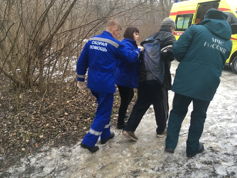 Спасатели достали мужчину из воды, передали в руки подоспевших медиков