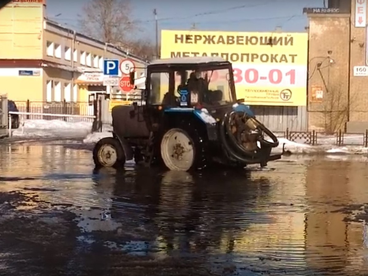 В Челябинске трактор застрял в луже - KP.RU