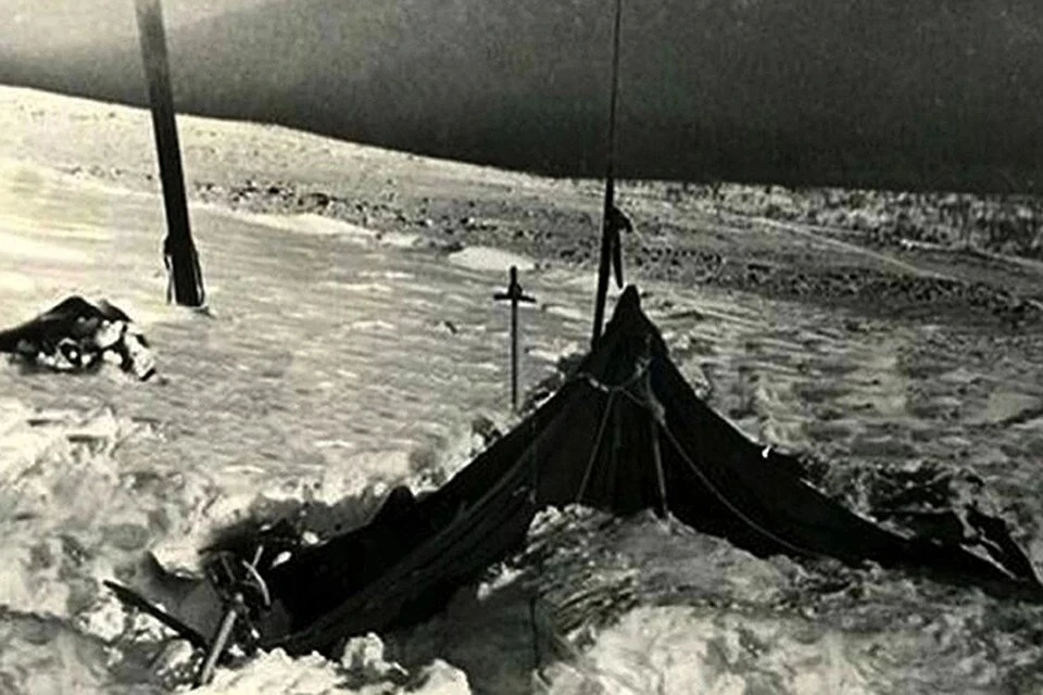 Палатка, покинутая туристами группы Дятлова. ФОТО из архива фонда памяти группы Дятлова.