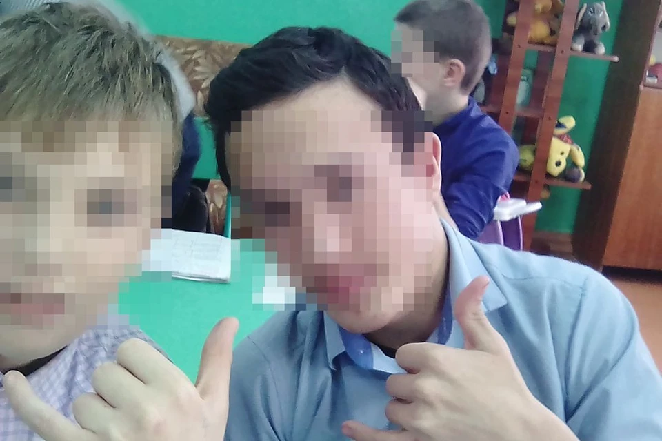 Мальчик (слева) по просьбе учителей искал в школе наркотики.