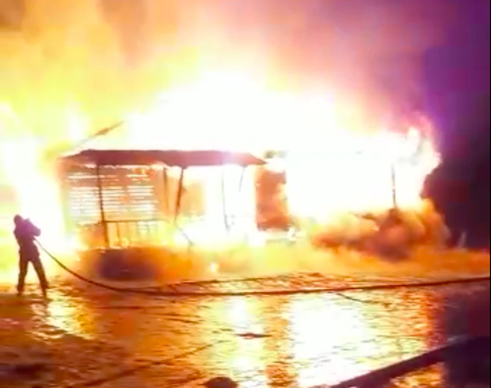 Огонь дотла сжег дом многодетной семьи. Скрин из видео, предоставленного очевидцами