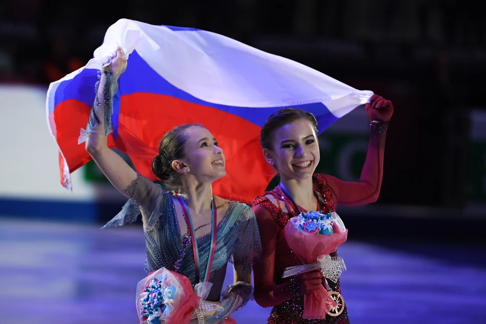 Камила Валиева (слева) выиграла Финал юниорского Гран-при, Дарья Усачева (справа) стала третьей. Теперь девушеки ждет противостояние на первенстве России