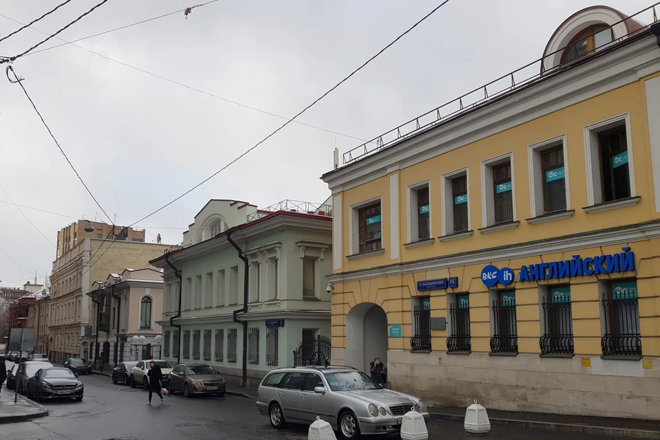 Вид на несколько исторических зданий в Большом Палашевском переулке Москвы.