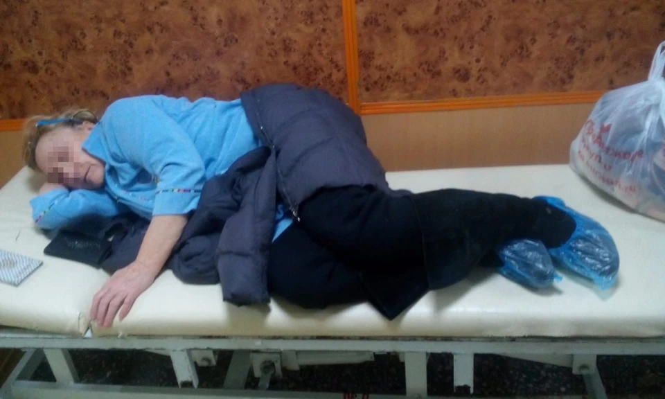 Новосибирскую пенсионерку с высоким давлением оставили сутки лежать на кушетке в коридоре. Фото: читатель КП-Новосибирск