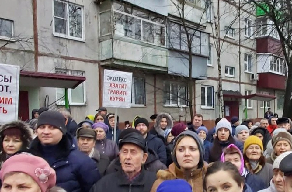 Куряне, проживающие в районе поселка «Аккумулятор», начали жаловаться на едкий дым из труб «Экотекса» еще весной