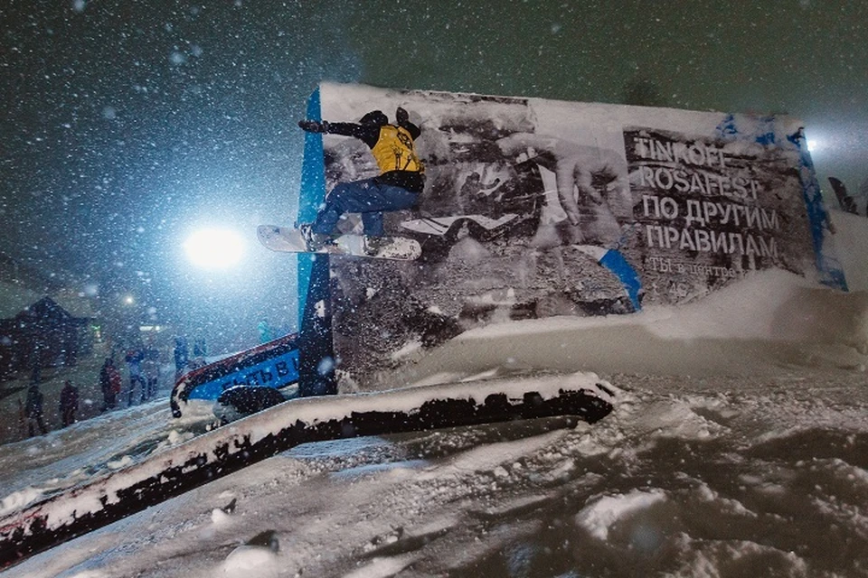 Ночное фристайл-шоу стало изюминкой самого снежного фестиваля России. Фото предоставлено Tele2.