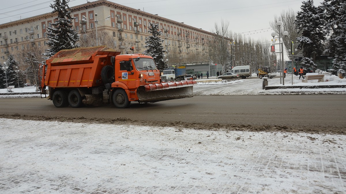 Волгоградка попала под колеса снегоуборочной машины - KP.RU