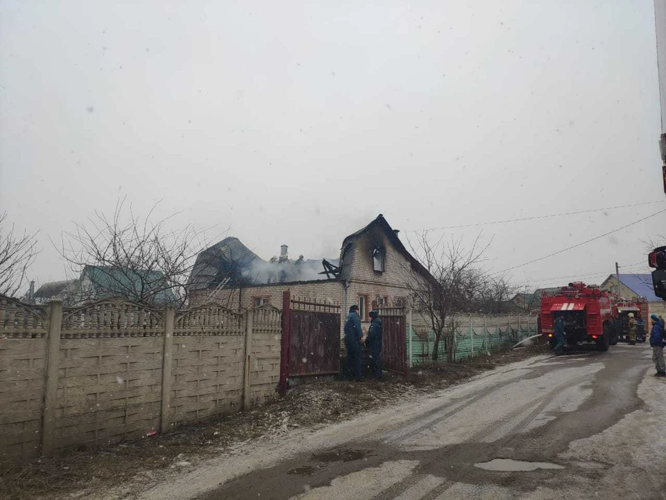 В Орле едва не сгорел двухэтажный жилой дом. фото: пресс-служба ГУ МЧС России по Орловской области