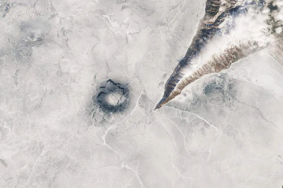 Многокилометровые круги на льду Байкала образуются регулярно. Но заметить их можно только с большой высоты.