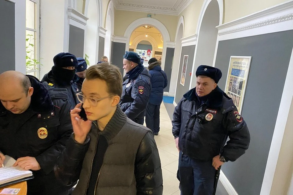 По словам участников скандальной группы, полиция Петербурга сорвала им съемки клипа на киностудии «Ленфильм». Фото: Петр Верзилов (twitter.com/gruppa_voina)