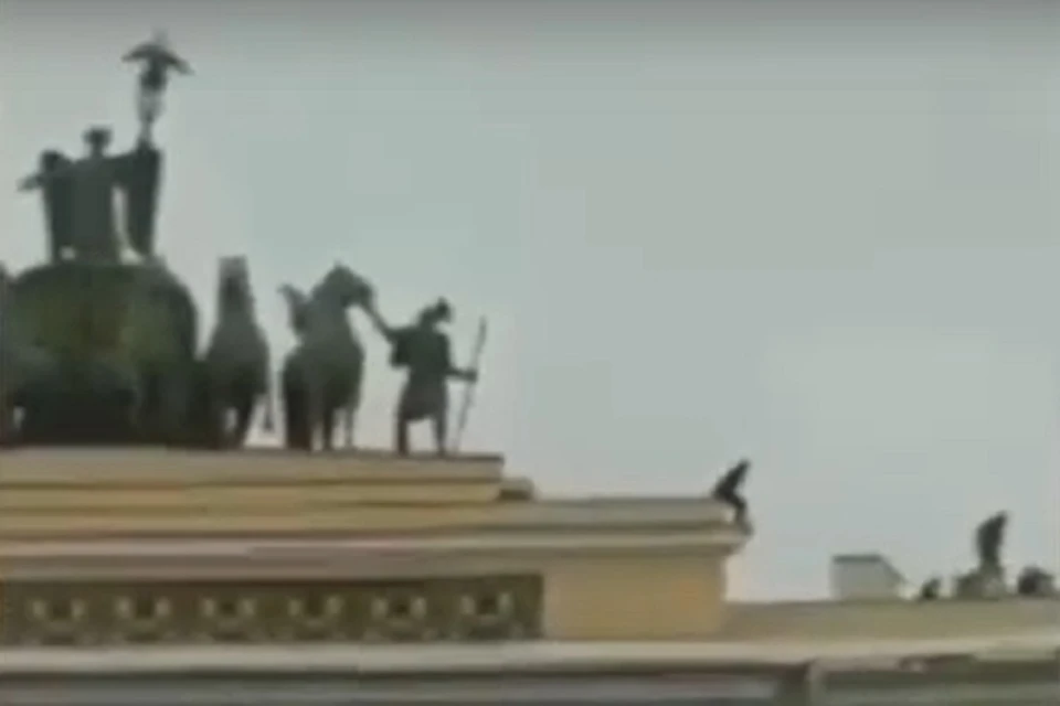Руферы забрались на крышу Главного штаба в Петербурге