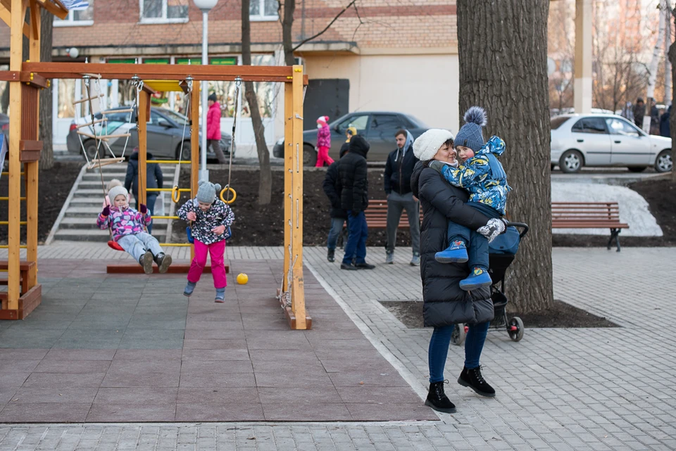 Расположение площадок затрудняет ремонт и несет опасность для детей