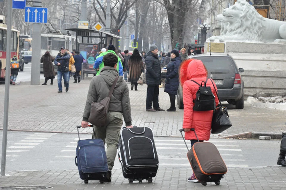 Очень много наших соотечественников навсегда переселяется в Россию.