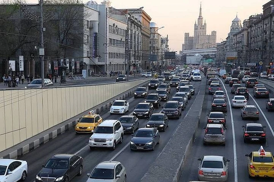 Россияне теперь могут выбирать - получать саму пластину с госномером в подразделении ГИБДД, либо оплатить только госпошлину