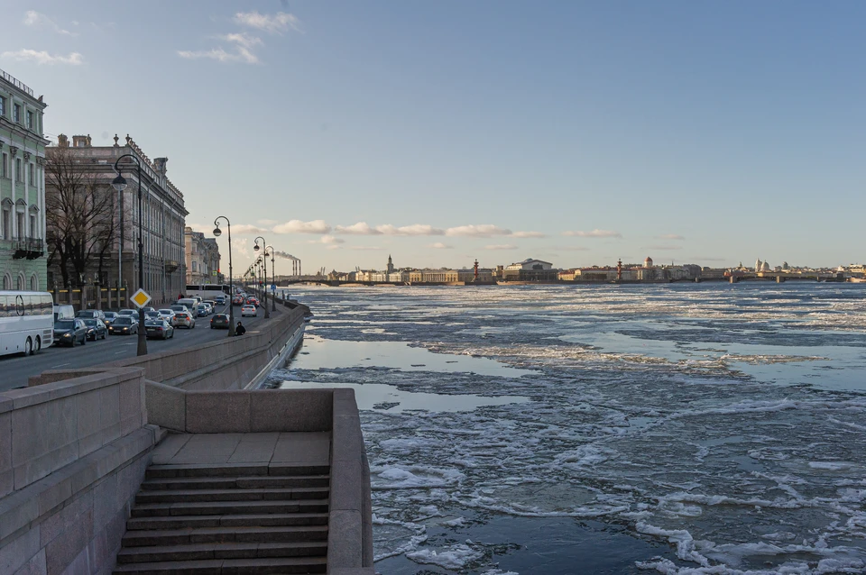 Власти Петербурга запретили выходить на лед с 10 февраля по 15 апреля.