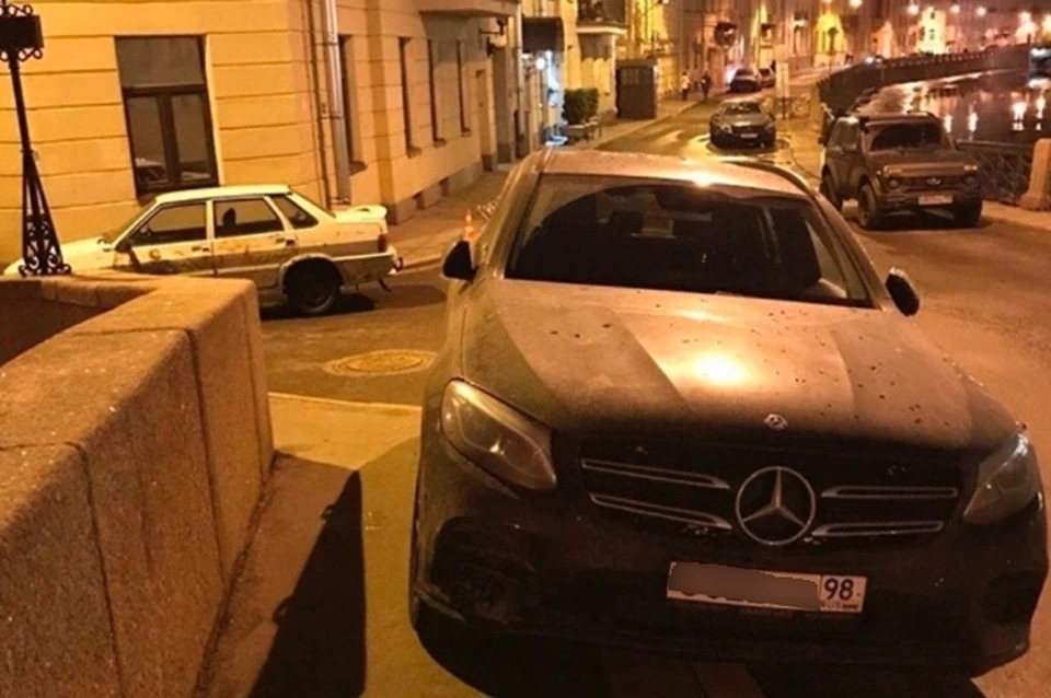 В Петербурге вновь застали машину Боярского, припаркованную не по правилам. Фото: vk.com/unreleased_dtp