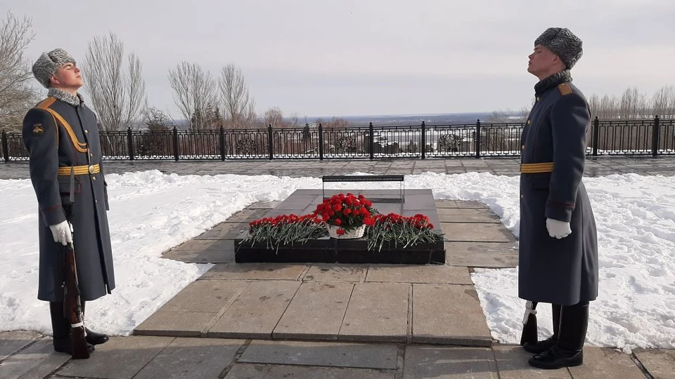 У могилы Чуйкова сегодня стоят солдаты из роты Почетного караула.