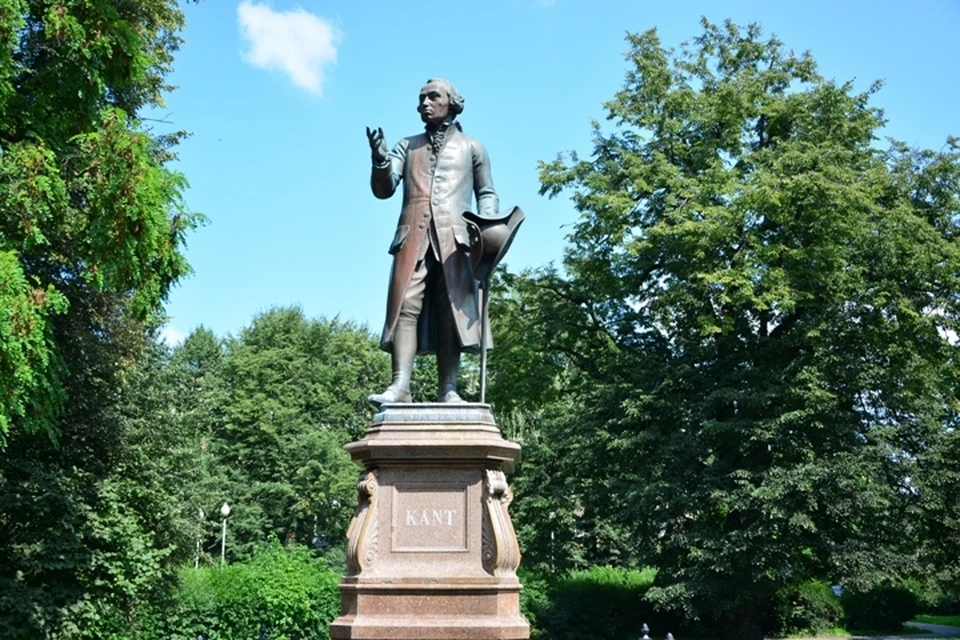 Памятник Иммануилу Канту возле университета.