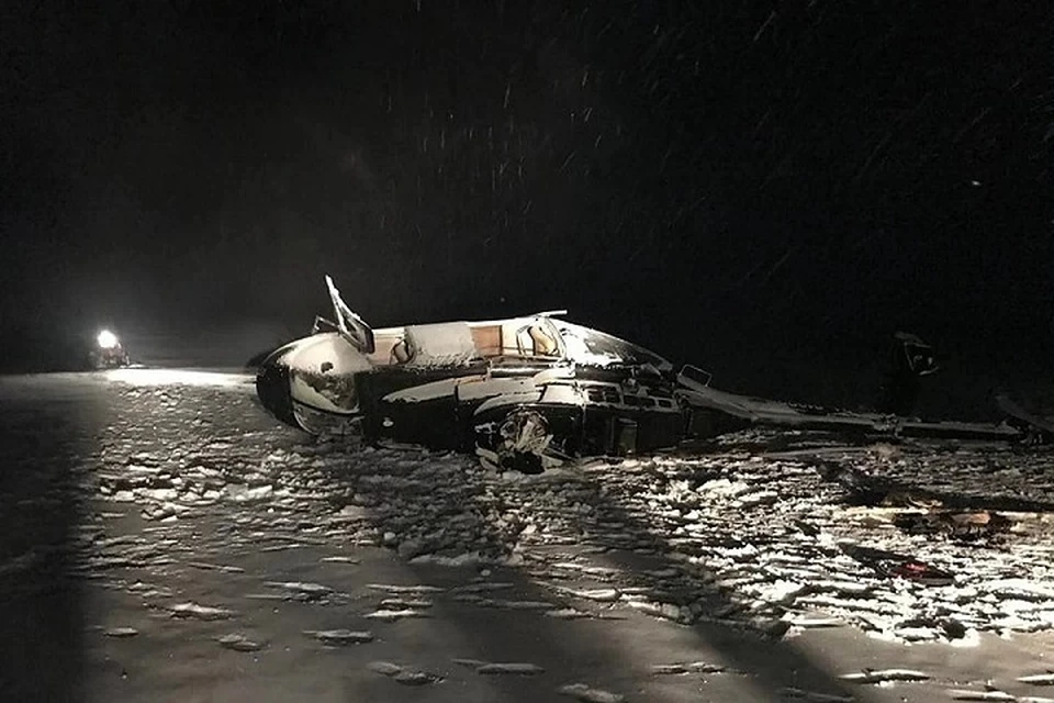 От удара об лед вертолет получил серьезные повреждения.