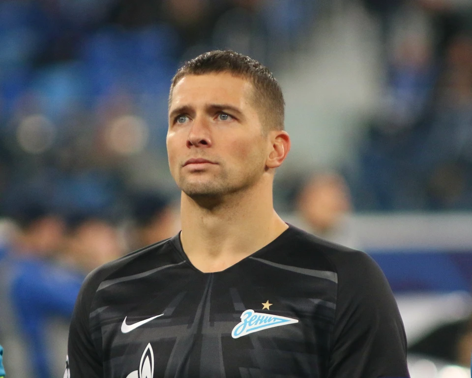 Вратарь "Зенита" Михаил Кержаков.
