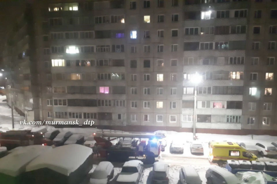 Ночью на улице Скальной в Мурманске горела квартира. Фото: Наталья Мазур