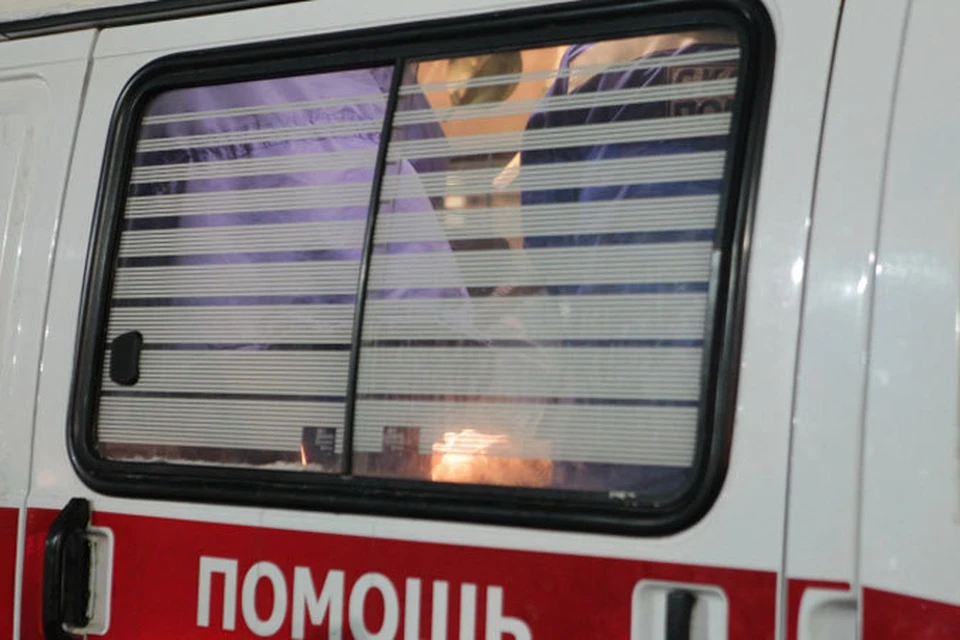 Медики осматривают пассажиров автобуса. По предварительным данным, пострадавших нет