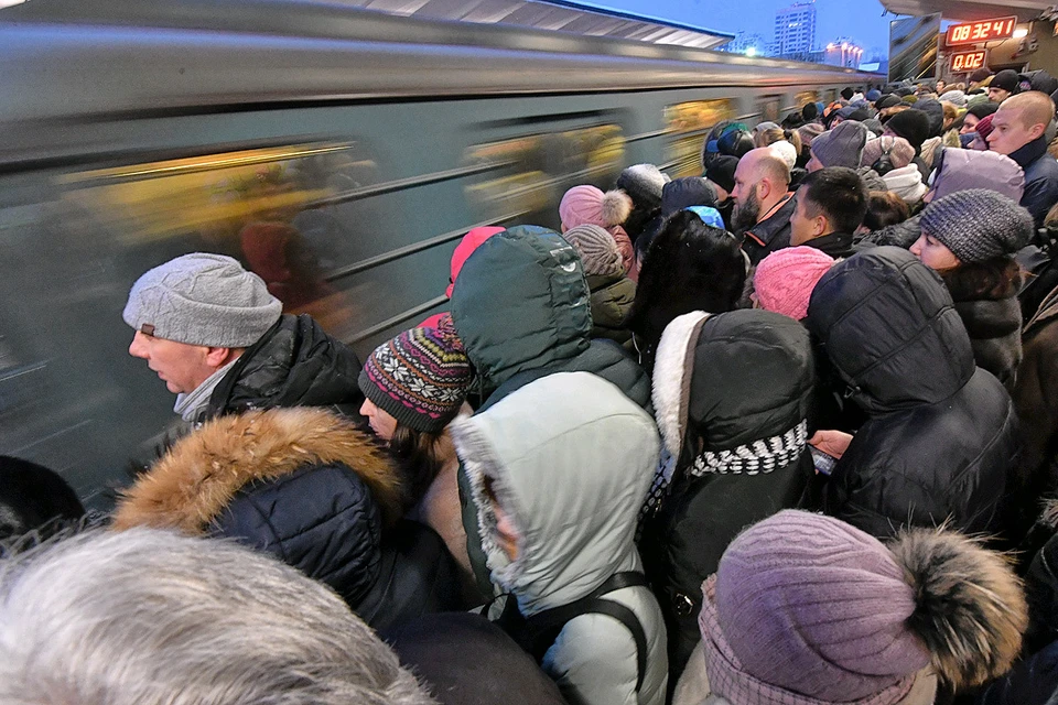 "Штурм" утреннего поезда метро на станции "Выхино".