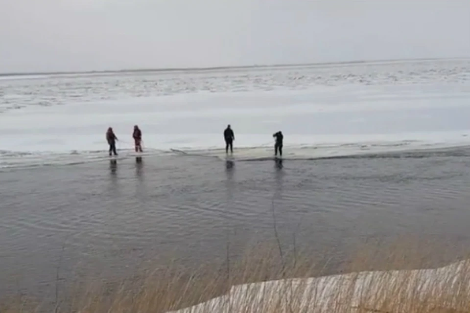 Поисковики в Хабаровске поделились видео с места, где машины ушли под лед ФОТО: ПСО «Амур-поиск»