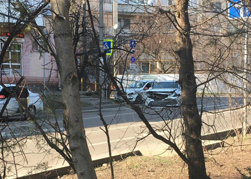 Водитель «Тойоты» двигался по улице Коммунаров в сторону Офицерской.