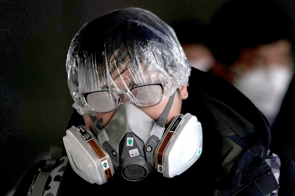 Пассажир метрополитена Шанхая в самодельной противовирусной защите.