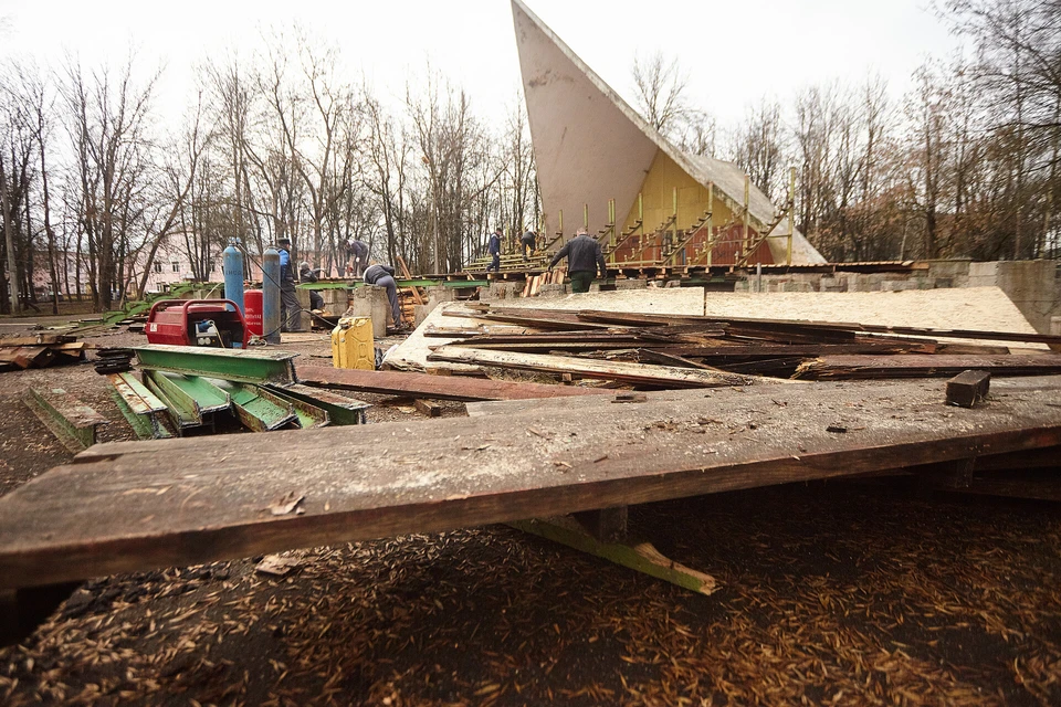 Ремонтом Зеленого театра занимается частная компания.