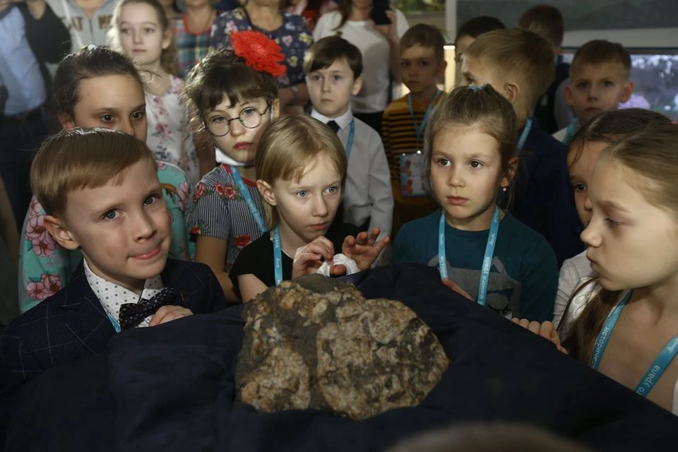 Дети, родившиеся в Челябинске в день падения метеорита, пришли на праздник в музей. Фото: Государственный исторический музей Южного Урала.