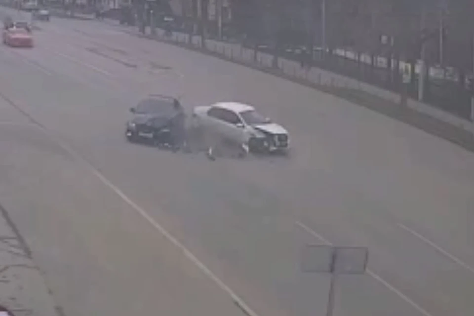 В Липецке лоб в лоб столкнулись такси и "БМВ"