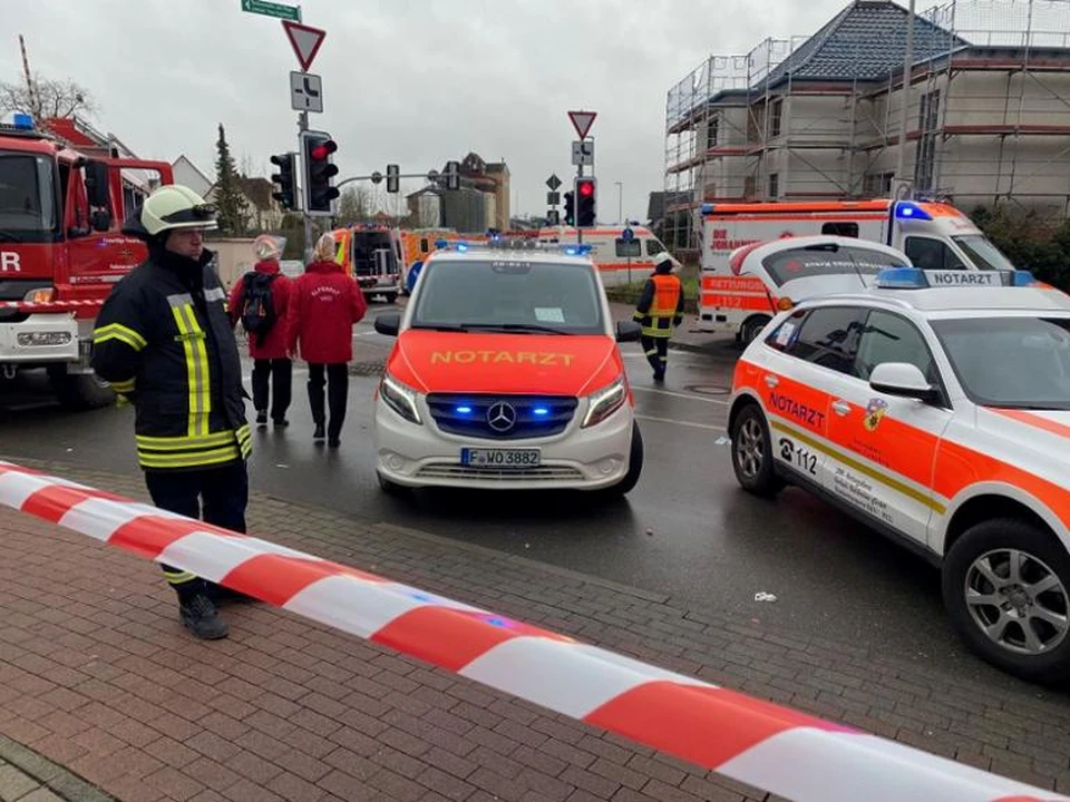 Водитель умышленно протаранил толпу на фестивале Розенмонтаг в немецком городе Фолькмарзен, однако речь не идёт о теракте