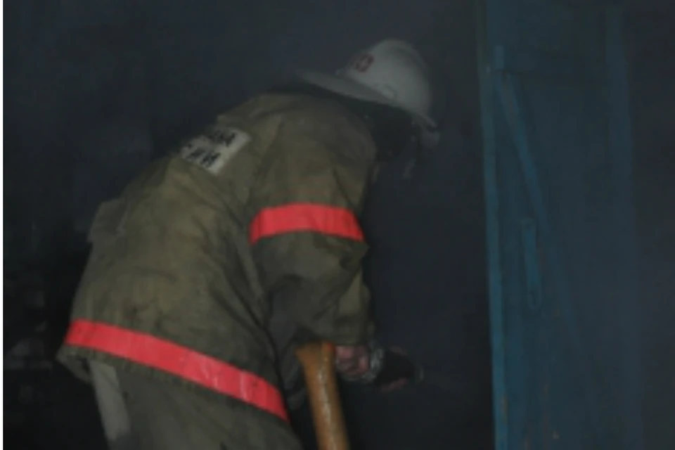 В Ростове в центре города загорелось здание