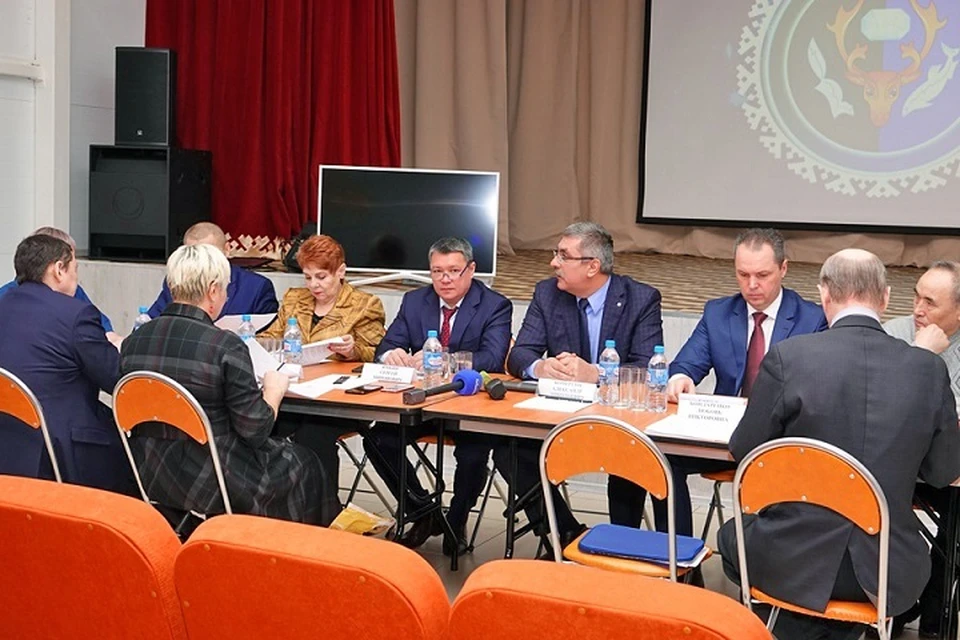 Спикер Заксобрания ЯНАО вручил подарок Дому культуры Харсаима Фото: zsyanao.ru