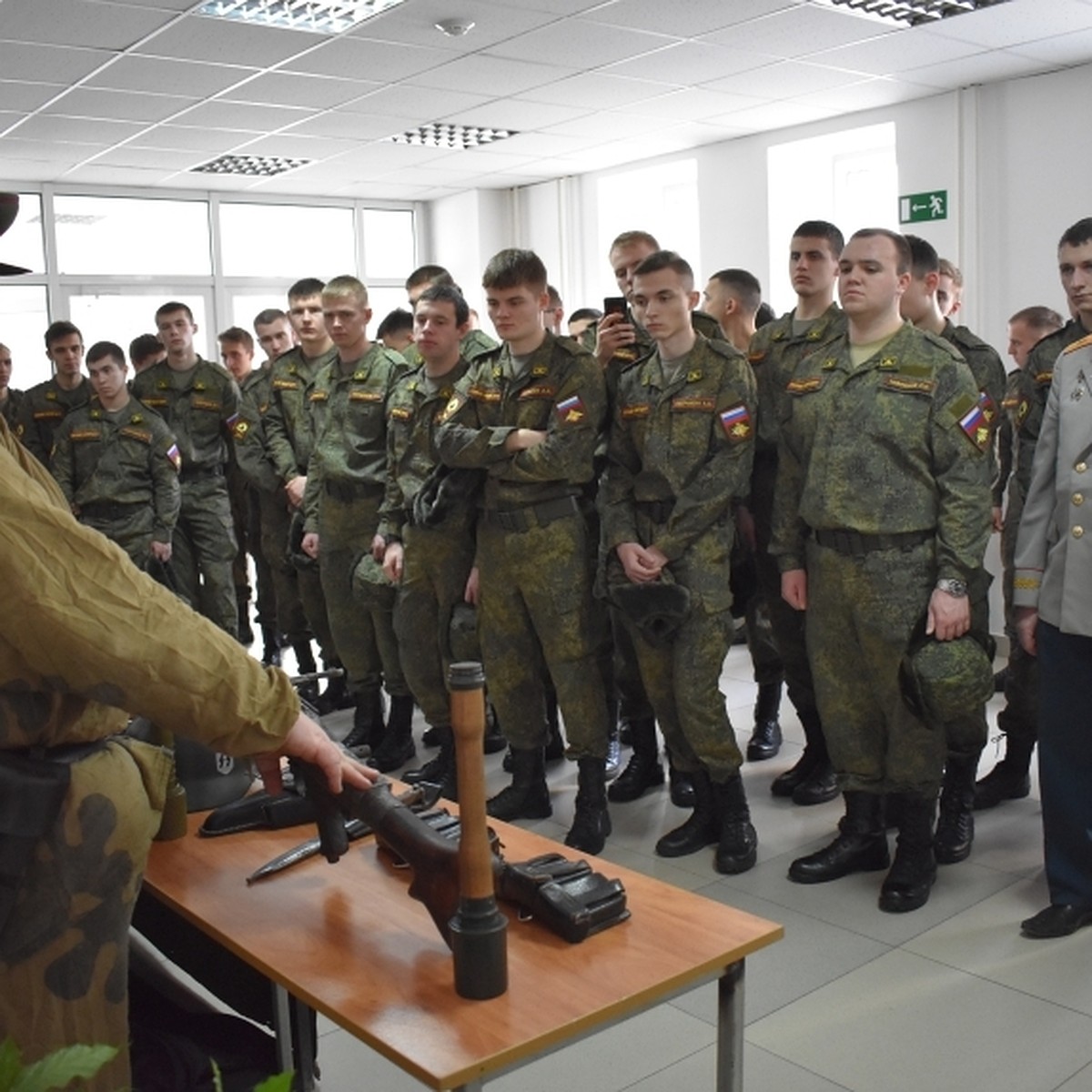 Белгородские студенты смогли подержать в руках винтовку солдата Красной  Армии - KP.RU