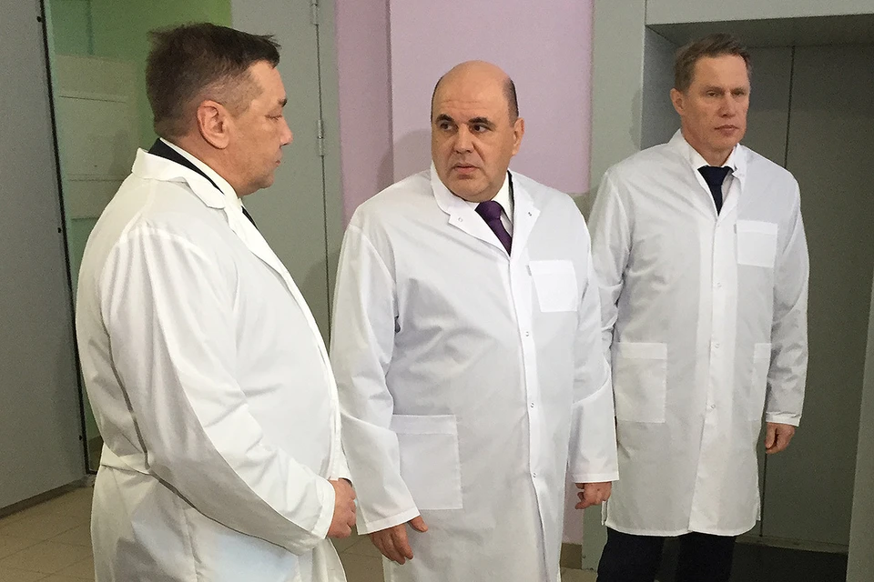 Михаил Мишустин (в центре) посетил Курганскую больницу скорой медицинской помощи.