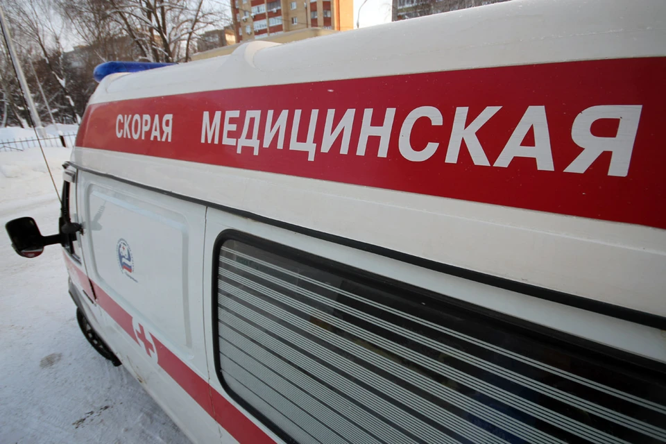 В настоящее время полицейский госпитализирован и проходит лечение.