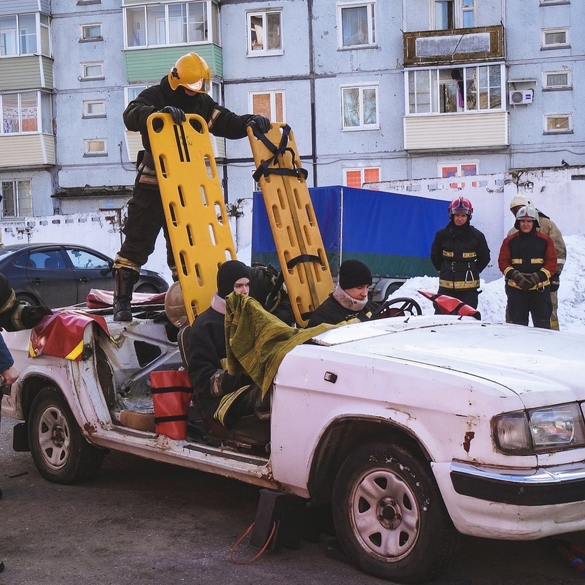 «Волге» срезали крышу, людей понесли на носилках: сотрудники МЧС показали,  как спасают пострадавших в ДТП - KP.RU