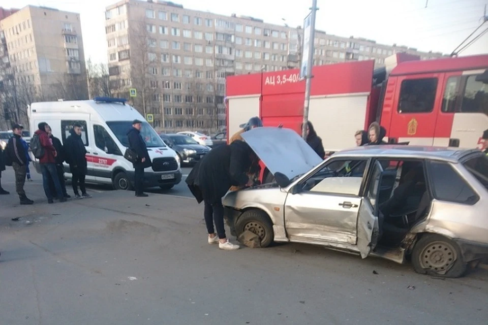 Четыре человека пострадали в ДТП на углу Дунайского и Купчинской. Фото: vk.com/spb_today
