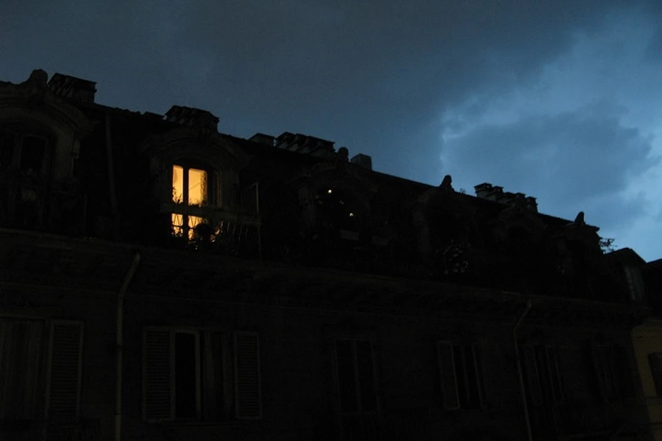 Темные окна, пустые квартиры - люди уезжают из города. Фото: pinwin