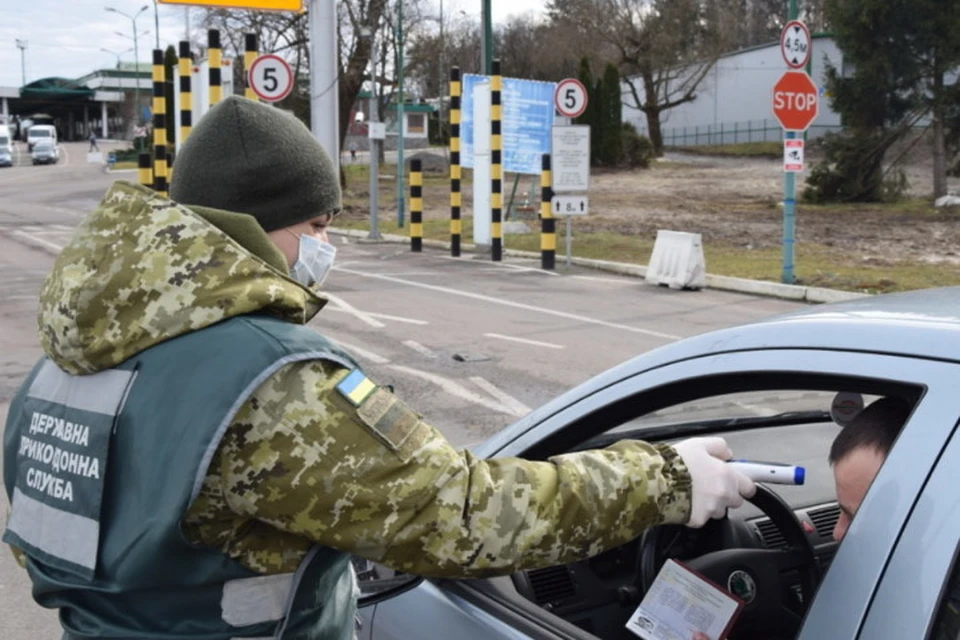 Дончанам и луганчанам, у которых повышена температура, лучше не ехать на Украину. Фото: ГПСУ