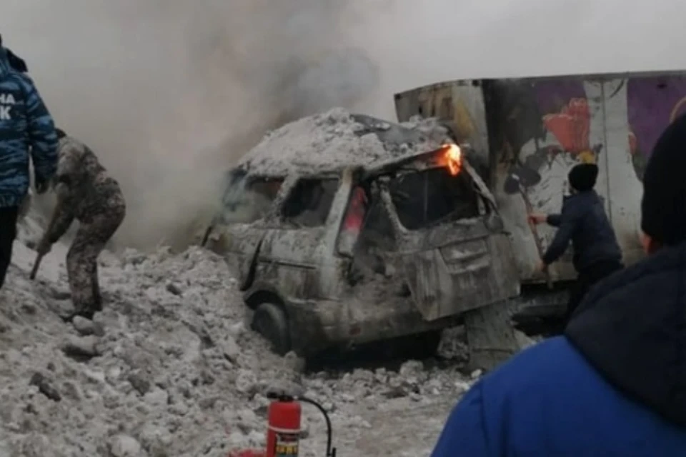 Четыре человека погибли в горящей машине на кузбасской трассе. ФОТО: vk.com, "Аварийка 42"
