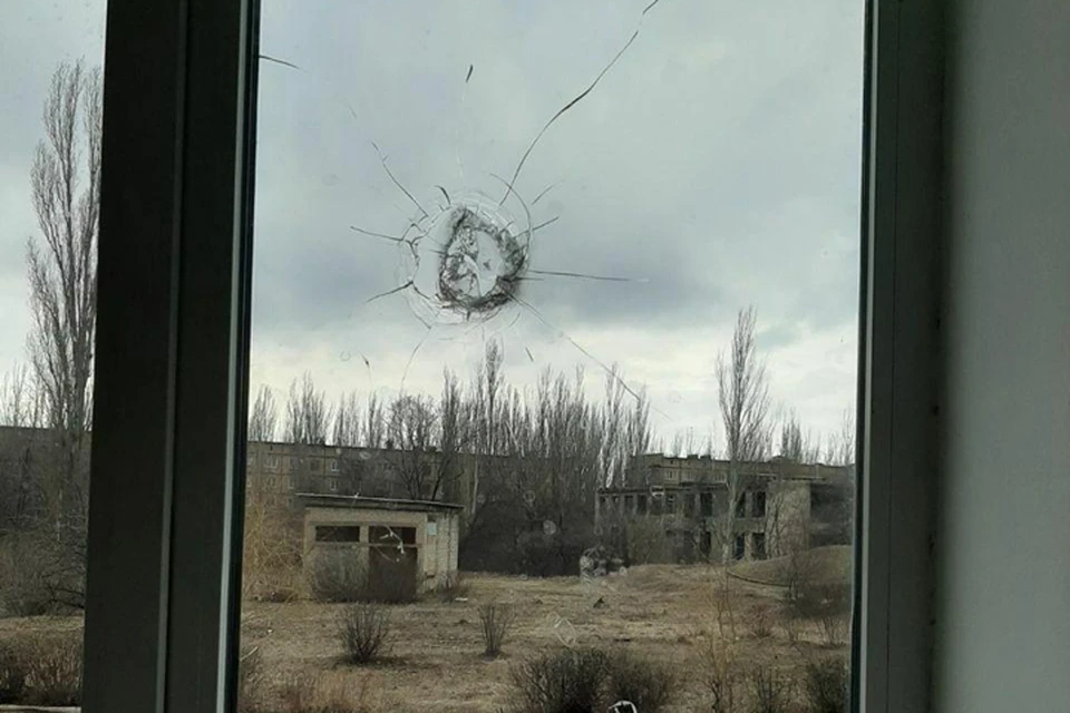 Осколок влетел в действующую школу Горловки. Фото: Иван Приходько