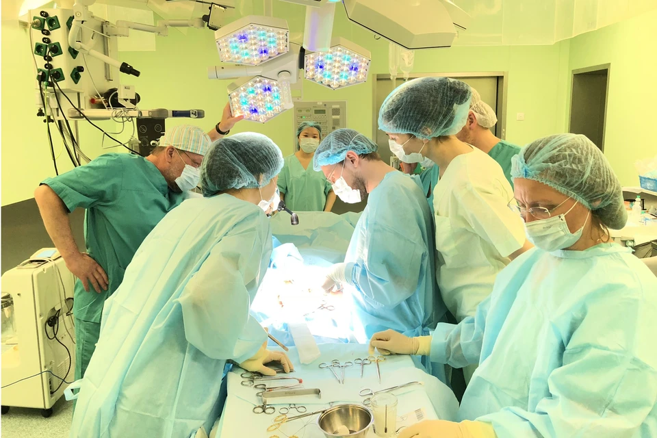 На то, чтобы удалить опухоль, бригаде хирургов понадобилось четыре часа. Фото: Петербургский онкоцентр