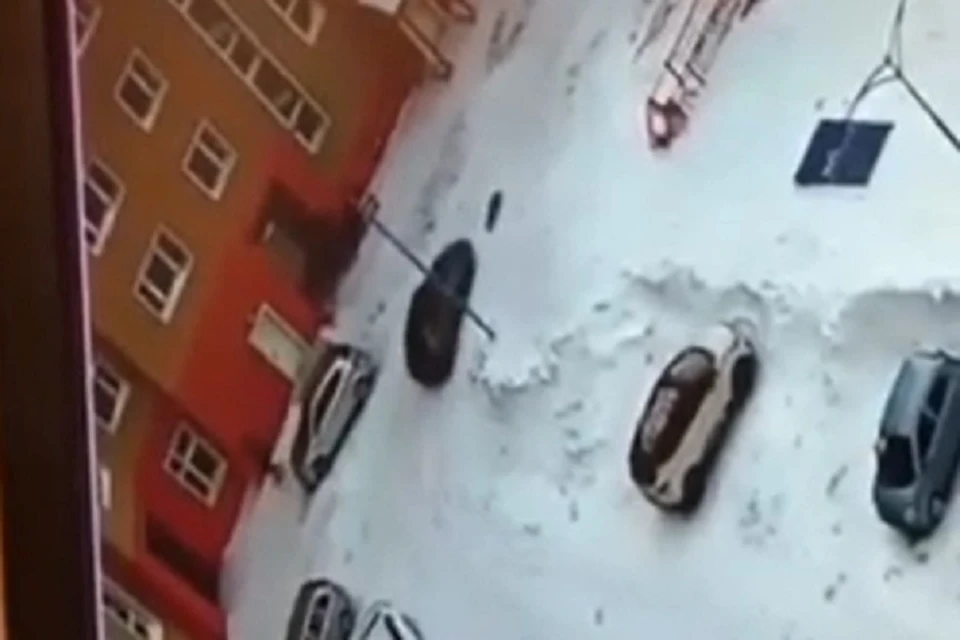 В Новом Уренгое автомобиль тащил под колесами сбитого ребенка Фото: скрин видео группа "ЧП | ДТП | Новый Уренгой" vk.com
