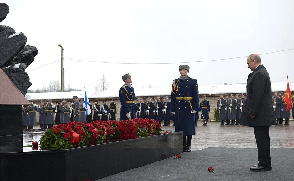Фото: pskov.ru. Владимир Путин возложил цветы к памятнику "Купол" в Черехе.